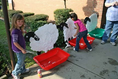 Another farm-themed party activity you can try is this Shear-the-sheep activity. It can be messy but kids will love it! Farm Vbs, Ffa Week, Ffa Ideas, Farm Week, Ag Day, Sheep Milk, Preschool Farm, Farm Theme Preschool, Milk The Cow