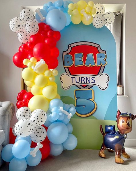 Luxury Backdrops/Balloon Decor on Instagram: “🐾Paw Patrol🐾💙❤️💛 The cutest set up for little Bear’s 3rd Birthday Custom sign from the brilliant @partiesandsigns #pawpatrolparty…” Paw Patrol Party Balloon Arch, Patrol Paw Party Decorations, Paw Patrol Party Ideas Balloons, Paw Patrol Birthday Backdrop, Paw Patrol Birthday Sign, Paw Patrol Decoration, Paw Patrol Balloon Decorations, Paw Patrol Party Balloons, Chase Birthday Party