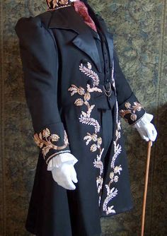 swoon worthy early Victorian era men's jacket Victorian Era Men, Victorian Mens Fashion, Victorian Ball, Revival Clothing, Victorian Era Fashion, Victorian Man, Clothing Reference, Leather Coats, Vintage Scarves