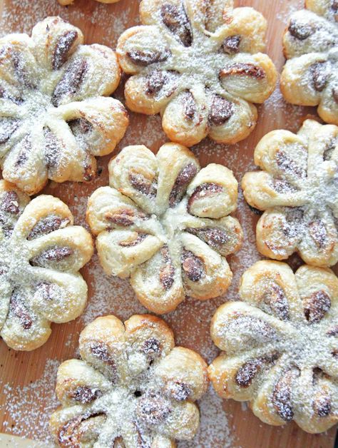 Made with a handful of simple ingredients, these stunning puff pastry flowers make an elegant dessert, perfect for holidays or celebrations! Pastry Flowers, Nutella Puff Pastry, Nutella Recipes Easy, Butter Puff Pastry, Peanut Butter Nutella, Pastry Design, Puff Pastry Desserts, Easy Puff Pastry, Buttermilk Fried Chicken