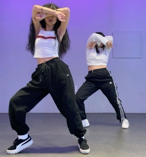 Dance Aesthetic Hip Hop Pics, Hip Hop Poses Dancers, Bailar Aesthetic, Hiphop Dance Aesthetic, Bailando Aesthetic, Dance Practice Aesthetic, Baile Aesthetic, Dance Aesthetic Hip Hop, Aesthetic Hiphop