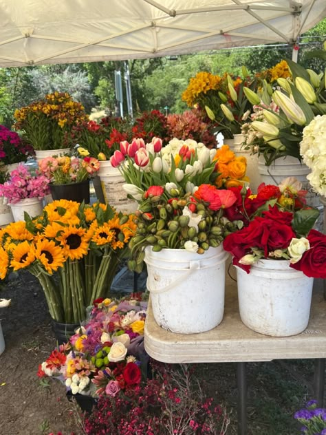 Farm Market Ideas, Farmers Market Stand, Farmers Market Flowers, Flower Shop Decor, Market Flowers, Boquette Flowers, Nothing But Flowers, Flower Therapy, Flowers For You