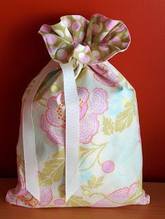 Reversible Drawstring Bag Diy, Reversible Fabric Gift Bags Diy, Reversible Drawstring Bag, Reversible Drawstring Bag Tutorial, Drawstring Bag Tutorial, Drawstring Bag Diy, Sewing Club, Drawstring Bag Tutorials, Drawstring Bag Pattern