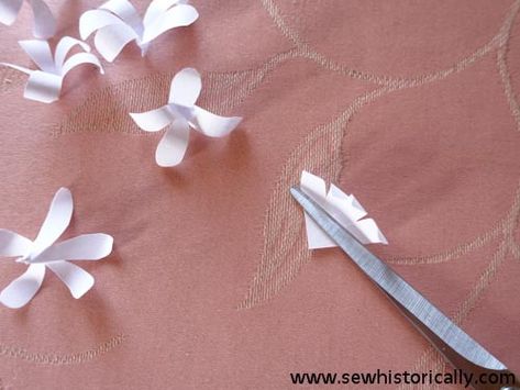 Paper Flower Curtain, Paper Jasmine Flower, Love Anniversary Ideas, Paper Flower Garland Diy, Jasmine Flower Garland, Flower Crafts Diy, Flower Garland Backdrop, Paper Flower Garland, Flower Garland Diy