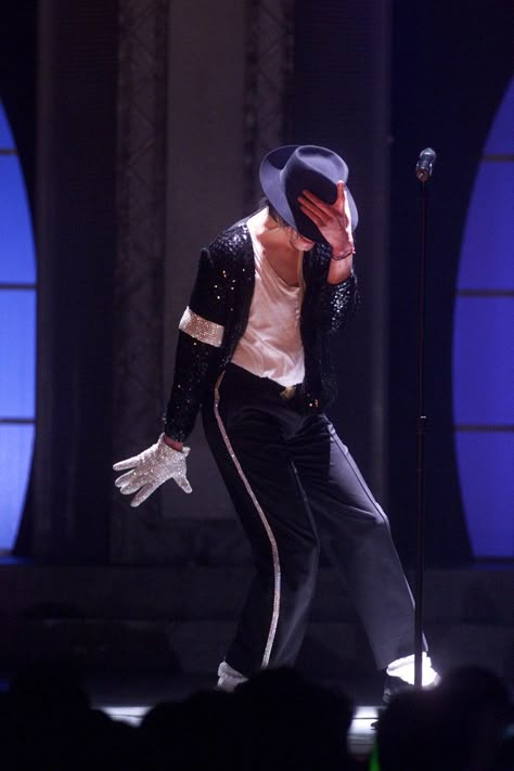 Michael Jackson Hat, Michael Jackson 30th Anniversary, Thriller Michael Jackson, Michael Jackson Costume, Holloween Costumes, Michael Jackson Dance, Boo Thang, Michael Jackson Wallpaper, Photos Of Michael Jackson