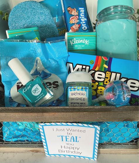 Teal gift Basket Gift Ideas, Gift Box Ideas, Birthday Presents For Friends, Diy Best Friend Gifts, Birthday Basket, Bff Gifts Diy, Bff Birthday Gift, Cute Gifts For Friends, Diy Birthday Gifts For Friends