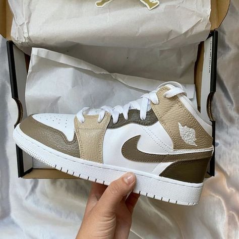 Zapatillas Nike Air Force, Nike Air Jordan Mid, Custom Air Jordan 1, Custom Jordans, Nike Air Jordan 1 Mid, Custom Nike, Cute Nike Shoes, Air Jordan Sneakers, Jordan Sneakers