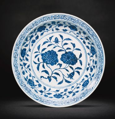 A BLUE AND WHITE ‘PEONY’ DISH<br>MING DYNASTY, YONGLE PERIOD | Lot | Sotheby's Blue Pottery Motifs, Pottery Motifs, Ming Dynasty Pottery, Blue Willow Dishes, Sothebys Art, Period Art, Dutch Delft, White Jar, White Peony