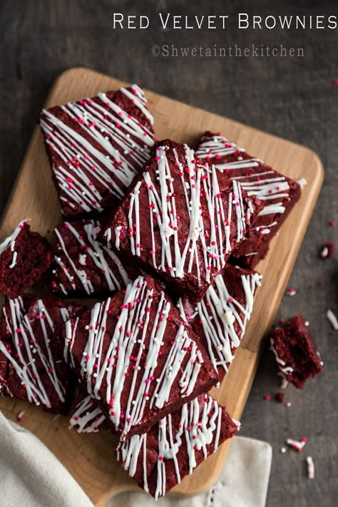 Valentine's day just around the corner and if you are looking to bake something special for that special someone then I've just the perfect treat for you - Red Velvet Brownies. They are rich, dense, chewy and full of classic red velvet flavor plus they totally fit the bill for the whole Valentine's day theme. Brownies Decorados, Decorated Brownies, Brownie Packaging, Red Velvet Flavor, Velvet Brownies, Red Velvet Brownies, Valentines Baking, Valentines Day Desserts, Valentine's Day Recipes