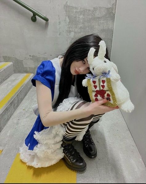 girl 
bunny
rabbit
crazy
wonderland
fantasy
game
videogame 
cosplay
cool
blue dress Cosplay Alice In Wonderland, Alice Halloween, Alice In Wonderland Outfit, Horror Halloween Costumes, Crazy Mind, Alice Cosplay, Alice Costume, Plushies Cute, Classy Halloween Costumes