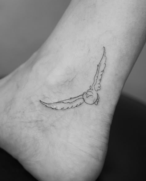 Fine Bird Tattoo, Minimal Bird Tattoo, Small Bird Tattoo Ideas, Ruth Tattoo, Condor Tattoo, Tattoo Silly, Eagle Tattoo For Women, Bird Outline Tattoo, Eagle Back Tattoo