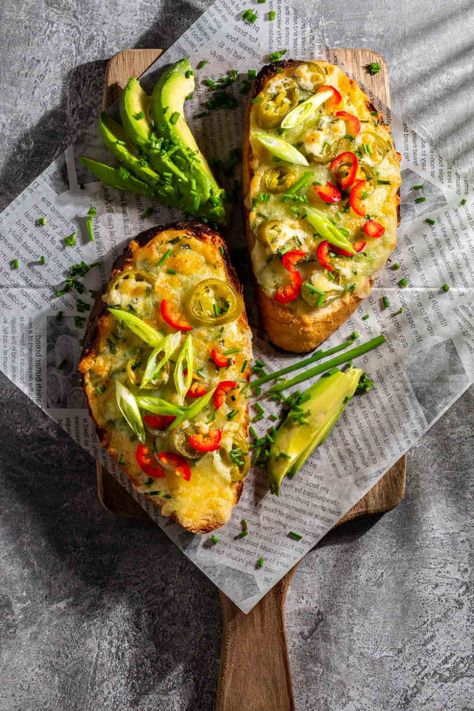 Two slices of cheese chilli toast on newspaper with a few slices of avocado. Recipe For Chilli, Food Dressing, Cheese And Onion Pasty, Menu Presentation, Quick Sandwich, Chilli Cheese Toast, Cheese Toast Recipe, Cheese Toastie, Quick Sandwiches