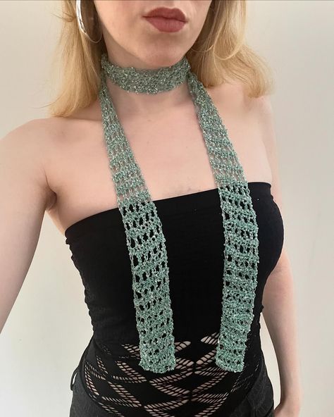 literally so obsessed with this skinny scarf I made, it gives me y2k, hannah montana vibes ✨ Also this glitter yarn is too beautiful, i'm definitely going to use it for other projects!! Pattern by the beautiful @natssrecord on ytb!! <33 . . . #crochet #crochetinspiration #crochetaesthetic #crochetskinnyscarf #y2kaesthetic #crochetfashion #crocheting #handmade #crochetlove #glitteryarn #hechoamano #crochetersofinstagram #fiberartist #slowfashion Hannah Montana Scarf, Sequin Scarf Outfit, Crochet Mini Scarf, Peter Pan Kostüm, Y2k Scarf, Glitter Yarn, Y2k Crochet, Sequin Scarf, Scarf Outfit