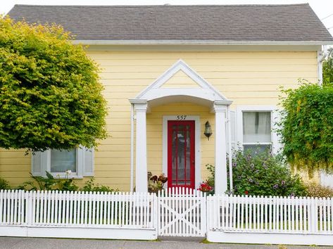 White Picket Fence Ideas, Picket Fence Ideas, Picket Fence Gate, Arched Entry, Cottage Exteriors, Craftsman Bungalow, Patio Enclosures, Colorful Houses, Building A Fence