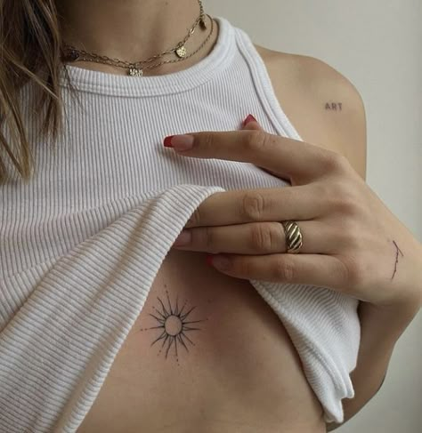 Sun Middle Chest Tattoo, Chest Women Tattoo, Sternum Sun Tattoo, Womens Hip Tattoo, Sun Tattoo Chest, Tattoo Chest Woman, Sun Sternum Tattoo, Feminine Sternum Tattoo, Small Sternum Tattoo