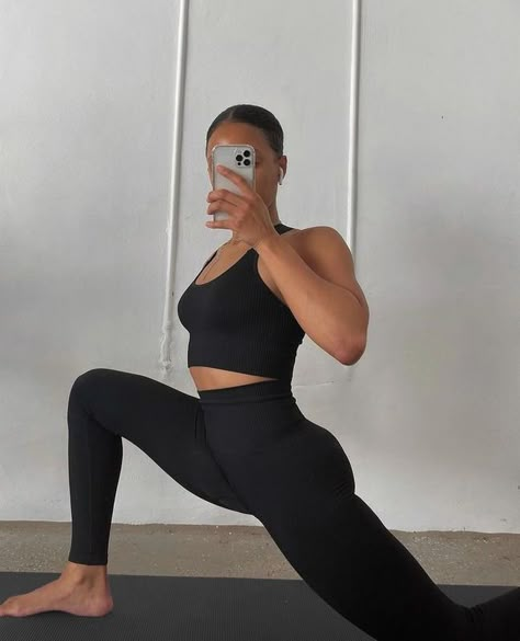 Fitness Vision Board, Yoga Aesthetic, Outfit Gym, Outfit Yoga, Black Femininity, Fitness Inspiration Body, Healthy Girl, Healthy Lifestyle Inspiration, Girl Fits