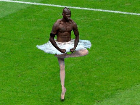 He's got the balance Ballet Funny, Mario Balotelli, Goal Celebration, Healthy Snacks For Kids, Thug Life, Bloopers, Girl Body, Funny Pics, Cool Socks