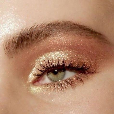 Glowy Shimmery Makeup, Prom Eye Shadow, Summer Evening Makeup, Smoky Gold Eye Makeup, Green Eye Eyeshadow, Glowy Eye Makeup, Shimmery Makeup Looks, Evening Makeup Looks, Shimmery Eye Makeup