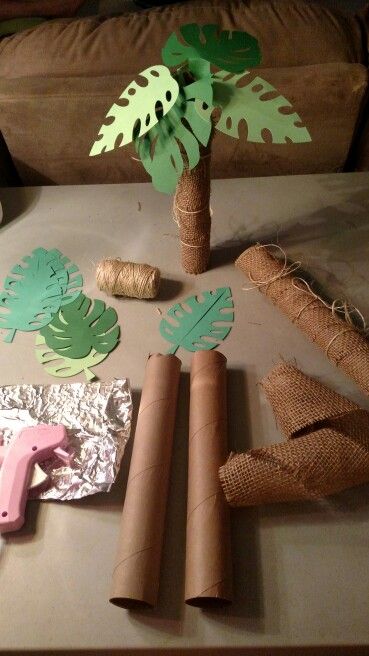 Palm trees out of paper towel rolls! Tropisk Fest, Festa Moana Baby, Kraf Kertas, Jungle Theme Birthday, ليلو وستيتش, Dinosaur Themed Birthday Party, Moana Birthday Party, Halloween Fest, Moana Party