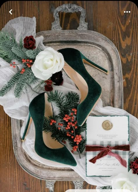 Christmas Inspired Wedding, Christmas Wedding Themes, Christmas Wedding Inspiration, Xmas Wedding, Timeless Christmas, Christmas Wedding Ideas, Rustic Winter Wedding, Winter Wedding Decorations, December Wedding