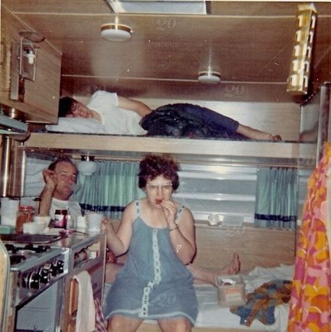 Cool Pics Show the Interior of Mobile Homes From Between the 1940s and '70s ~ Vintage Everyday Vintage Camping Photos, Vintage Trailer Interior, Vintage Camper Interior, Park Life, Haunting Photos, Old Campers, Retro Caravan, Trailer Interior, Caravan Interior