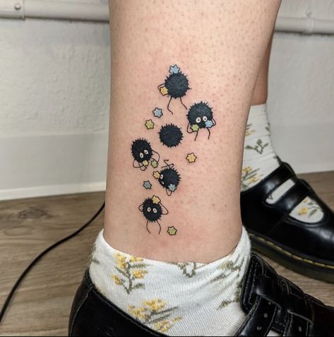 Studio Ghibli Sprites Tattoo, Studio Ghibli Soot Sprites Tattoo, Soot Sprite Tattoo, Studio Ghibli Tattoo Ideas, Tatuaje Studio Ghibli, Ghibli Tattoos, Studio Ghibli Tattoo, Soot Sprite, Ghibli Tattoo