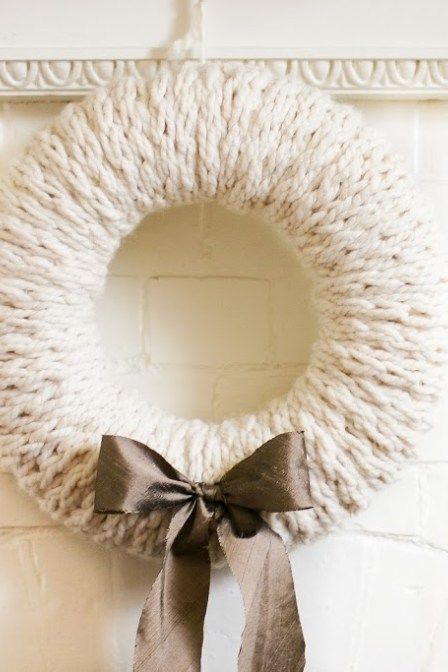 Knitted Wreath, Knit Wreath, Couronne Diy, Finger Knitting Projects, Finger Knit, Burlap Flower, Flower Wreaths, Yarn Wreath, White Wreath