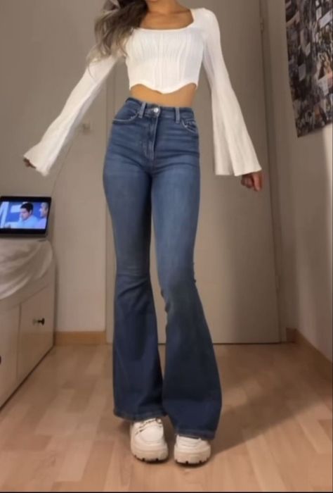 Outfit Jeans A Zampa, Jean Oxford Outfit, Flared Jean Outfits, Jeans For Rectangle Body Shape, Bellbottom Jean Outfits, Flare Jeans Outfit Ideas, Women Flare Jeans, Jeans And White Top, Slim Outfits