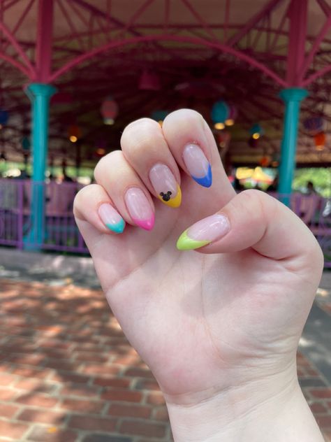 Disney Cute Nails, Minimalistic Disney Nails, Disney Acrylic Nails Simple, Disney Nails Inspiration, Disney Nails Minimalist, Cute Nails Disney, Disney Themed Nails Acrylic Simple, Simple Mickey Nails, Disney Trip Nails