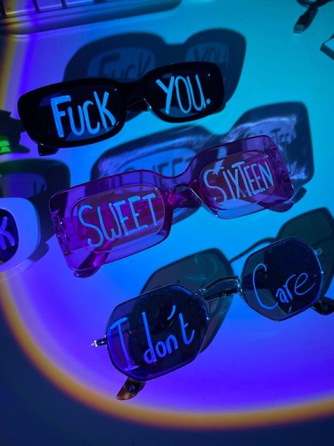 Sunglasses Theme Party, Sunglasses With Writing On Them Party, Sunglasses With Writing On Them, Cute Party Aesthetic, Outside Glow In The Dark Party, Writing On Sunglasses Party, Glasses With Writing On Them Party, Birthday Glasses Ideas, Words On Sunglasses