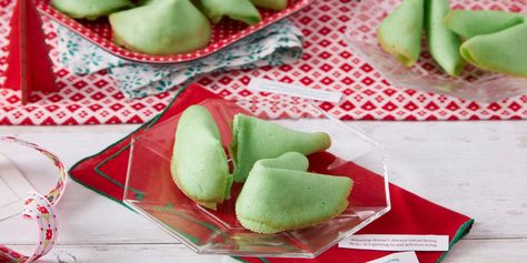 Fill These Mint Fortune Cookies with Fun Christmas Messages Fortune Cookies Recipe, Easy Icing, Salted Caramel Cookies, Dessert Cookies, Decorating Cookies, Fortune Cookies, Baking Recipes Cookies, Caramel Cookies, Green Food Coloring