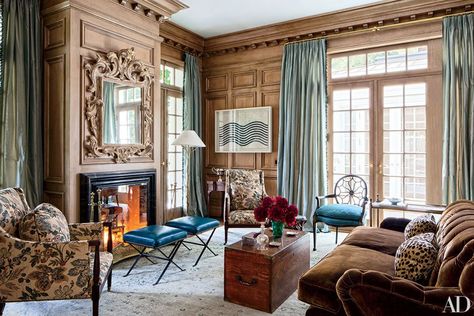 Miles Redd combines classic elegance with modern touches in a beautiful wood-paneled library in California Paneled Library, Oak Panels, Design Salon, Man Caves, Chic Living Room, French Doors Interior, Chic Interior, Cozy Fireplace, Elegant Living