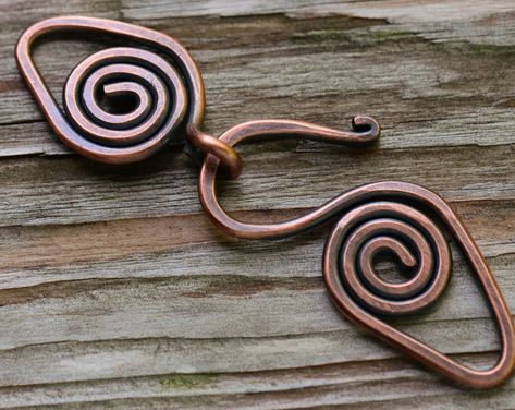 Handmade Spiral Copper Clasp - 14 gauge Artisan Forged Copper Clasp Wire Clasps, Wire Clasp, Bijoux Fil Aluminium, Wire Jewelry Designs, Wire Work Jewelry, Handmade Wire Wrapped, Jewelry Clasps, Jewelry Techniques, Handmade Jewelry Designs