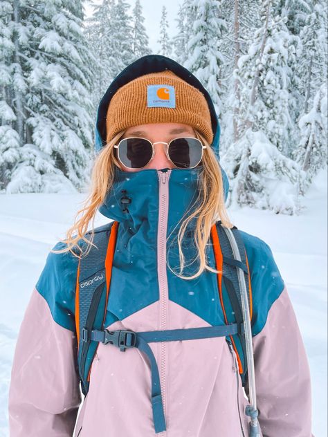 #snowpics #granolagirl #winterpics #winterhiking #backcountry #snowboarding #snowjacket Snowboarding Fits Aesthetic, Cute Snowboards, Womens Snowboarding Outfits, Colorado Girl Aesthetic, Hiking Aesthetic Winter, Women’s Ski Outfit, Snowboarding Style Outfits, Snowboarding Outfit Aesthetic, Snowboard Girl Aesthetic