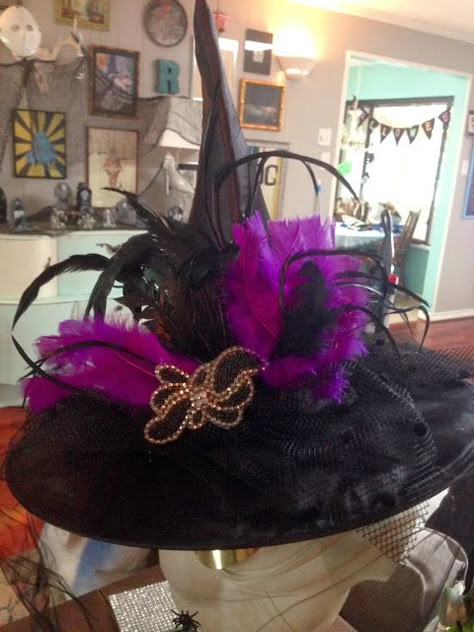 DIY Halloween: fancy witch hat. The Baby Giraffe: A Last Minute All Hallows Eve How-To Witches Night, Witches Night Out, Diy Halloween Crafts, Witches Hats, Witch Shoes, Witch Party, Witch Costumes, Vintage Halloween Costume, Halloween Labels