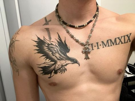 Mens Raven Tattoo, Raven Tattoo Men Chest, Chest Collar Bone Tattoo, Raven Tattoo Arm, Collarbone Tattoo Men, Tattoo Bills, Best Tatto, Collar Bone Tattoo For Men, Tattoo On Chest