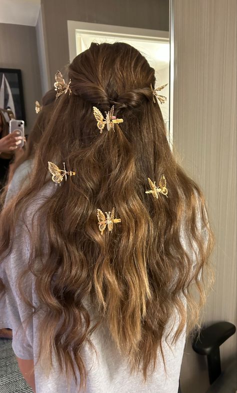 Butterflies In Hair Aesthetic, Festival Hair Butterfly Clips, Fearless Hairstyles, Eras Hair, Eras Tour Hair, Airy Hair, Fairy Beauty, Eras Outfit, Eras Tour 2023