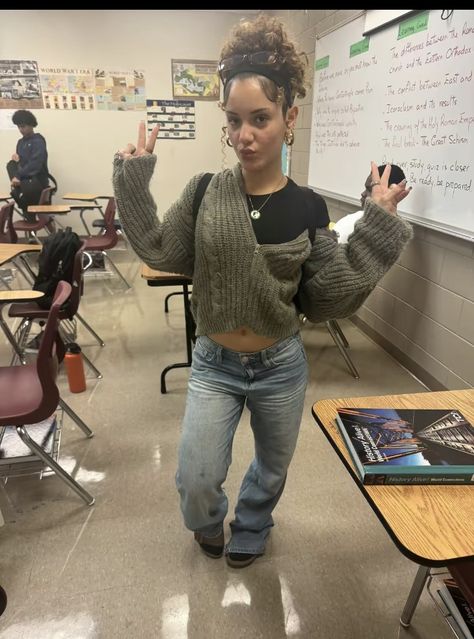 Curly Fro Outfits, Lace Bra Under Shirt Outfits, Casual Winter Outfits For School, Thanksgiving Outfit Ideas Black Women, Rkempiree Outfits, Warm Fits For School, 56 Degree Weather Outfit, Outfit Medium Size Women, What To Wear To Movies