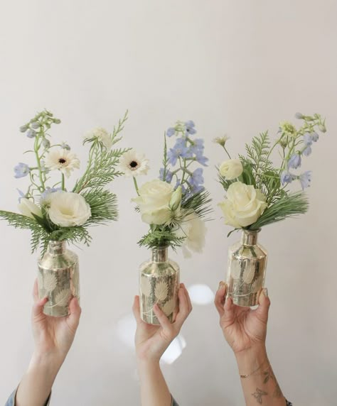 Blue Bud Vases, Bud Vases Wedding, Bud Vases Flowers, Cottage Wedding, Daisy Wedding, Wedding Table Flowers, Wedding Vases, Winter Floral, בר מצווה