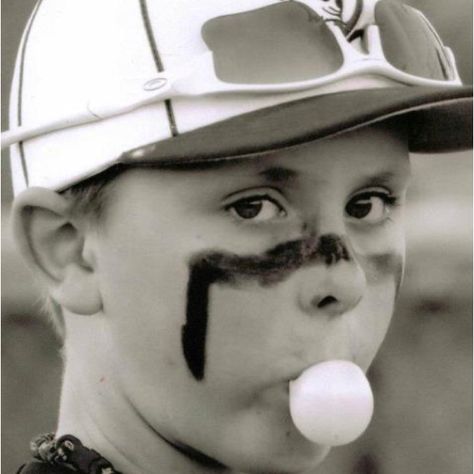 My Baseball boy - cute photo idea Brother Baseball Photoshoot, Baseball Photoshoot Ideas, Baseball Portraits, Baseball Photoshoot, Baseball Poses, Sports Team Photography, Softball Photography, Baseball Pics, Softball Banner