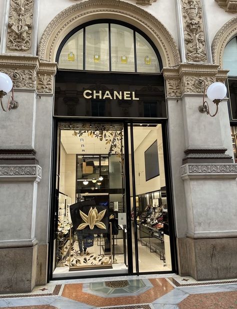 Aesthetic Pictures Chanel, Chanel Shop Aesthetic, Shopping Astetic, Chanel Lifestyle, Shopping Aesthetics, Milan Shopping, Milan Store, Boutique Aesthetic, Chanel Shop