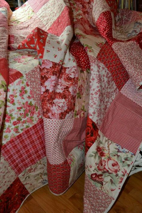 Shabby Chic Quilts, Chic Quilts, Red And White Quilts, Shabby Chic Bedding, Roses Vintage, Red Quilts, Shabby Chic Bedrooms, Shabby Chic Vintage, White Quilt