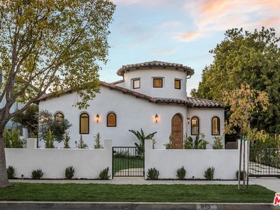 Los Angeles Neighborhoods, Spanish Style Home, Casas Coloniales, Spanish Style Homes, Casa Exterior, Spanish House, Spanish Colonial, Spanish Style, Mediterranean Style