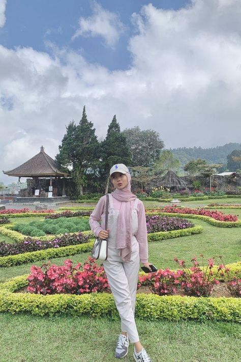 Ide OOTD Hijab Remaja Aesthetic. Jangan lupa Follow ya ! Ide Pose Berdiri, Ide Pose Foto Hijab, Outfit Study Tour, My Melodi, Tutorial Hijab Modern, Sama Ayang, Selfie Hijab, Study Tour, Ootd Poses