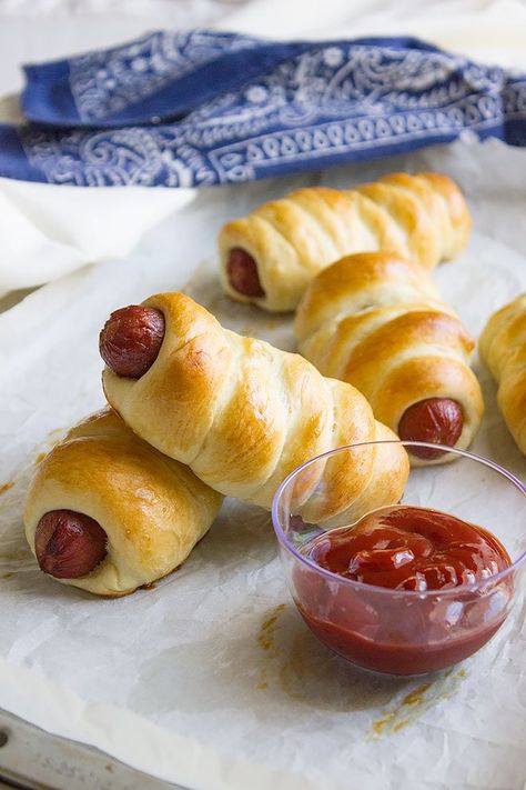 Homemade Hot Dogs, Hot Dog Rolls, Dog Bread, Orange Chicken Recipe, Baking Fun, Hot Dog Recipes, Bun Recipe, Sausage Rolls, Dog Recipes