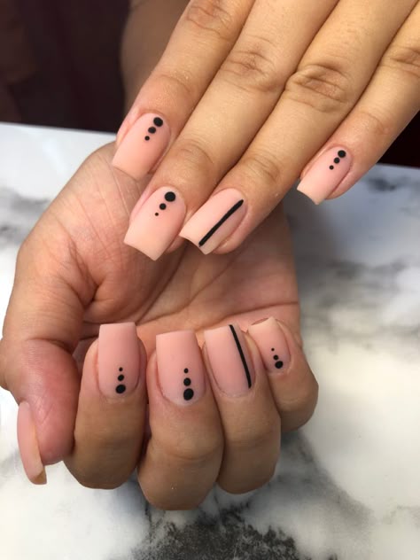 Short Square Nails Line Design, Minimalist Nails Lines, Geometric Nail Art Short Nails, Gel Nails With Lines, Short Boho Nail Ideas, Nails With Dots And Lines, Nail Line Designs Simple, Line And Dot Nail Designs, Lines On Nails Design