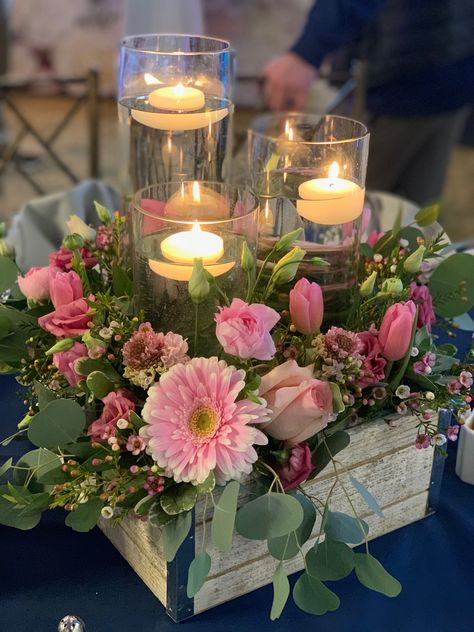 Flower Arrangements With Candles, Daisy Centerpieces, Candle Bouquet, Spring Flower Arrangements, Tafel Decor, Candle Wedding Centerpieces, Daisy Wedding, Flower Arrangements Diy, Deco Floral