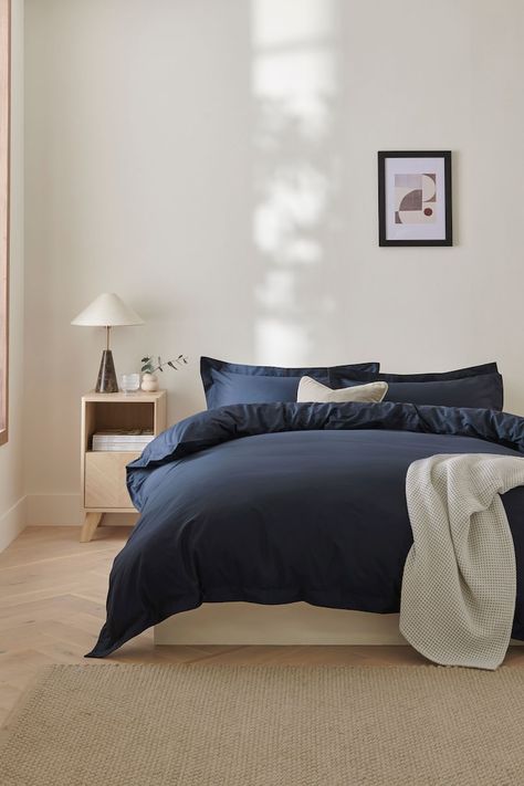 Wood And Navy Bedroom, Beige Navy Bedroom, Bedroom Inspirations Navy, Blue Bedding Aesthetic, Navy Blue Bedroom Aesthetic, Bedroom Ideas Navy, Navy Blue Room, Navy Room Decor, Navy Blue Bedding Sets