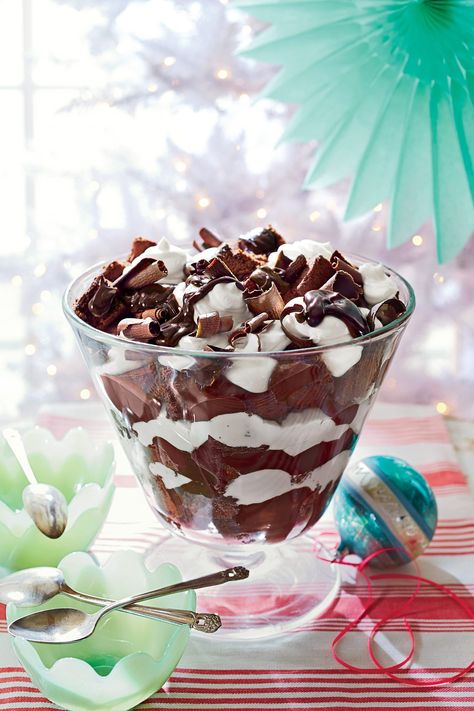 Mexican Hot Chocolate Trifle Holiday Trifle Desserts, Banana Pudding Trifle, Peanut Butter Kiss Cookies, Christmas Trifle, Christmas Dessert Table, Homemade Custard, Decadent Chocolate Desserts, Potluck Desserts, Chocolate Trifle