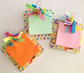 Mini clipboards to hold sticky note pads made out of coasters. Scrapbook Crop Gift Ideas, Diy Mini Clipboard, Mini Clipboards Diy, Scrapbook Paper Crafts To Sell, Decoupage Clipboards, Mini Clipboards, Simple Handmade Gifts, Sunshine Basket, Clipboard Crafts